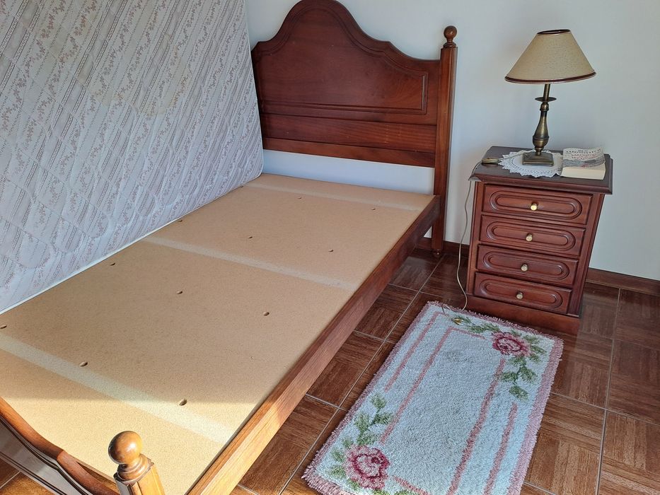 Mobília de quarto (cama e colchão, duas mesas de cabeceira e cómoda)