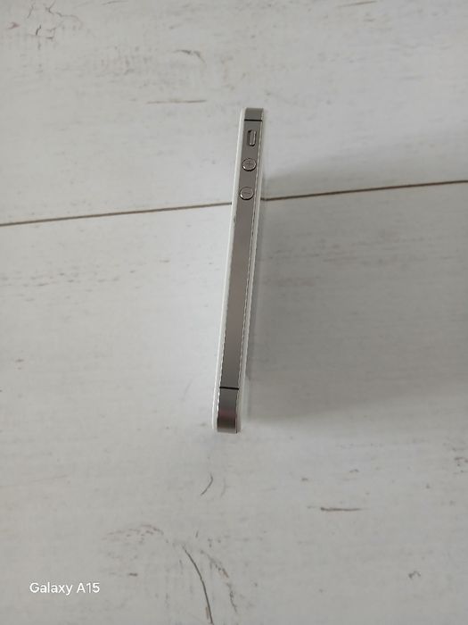 Iphone 4s bez rys tylko  pęknięcie w prawym górnym rogu