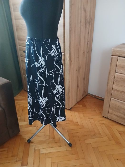 Spódnica na czarnym tle białe kwiaty L