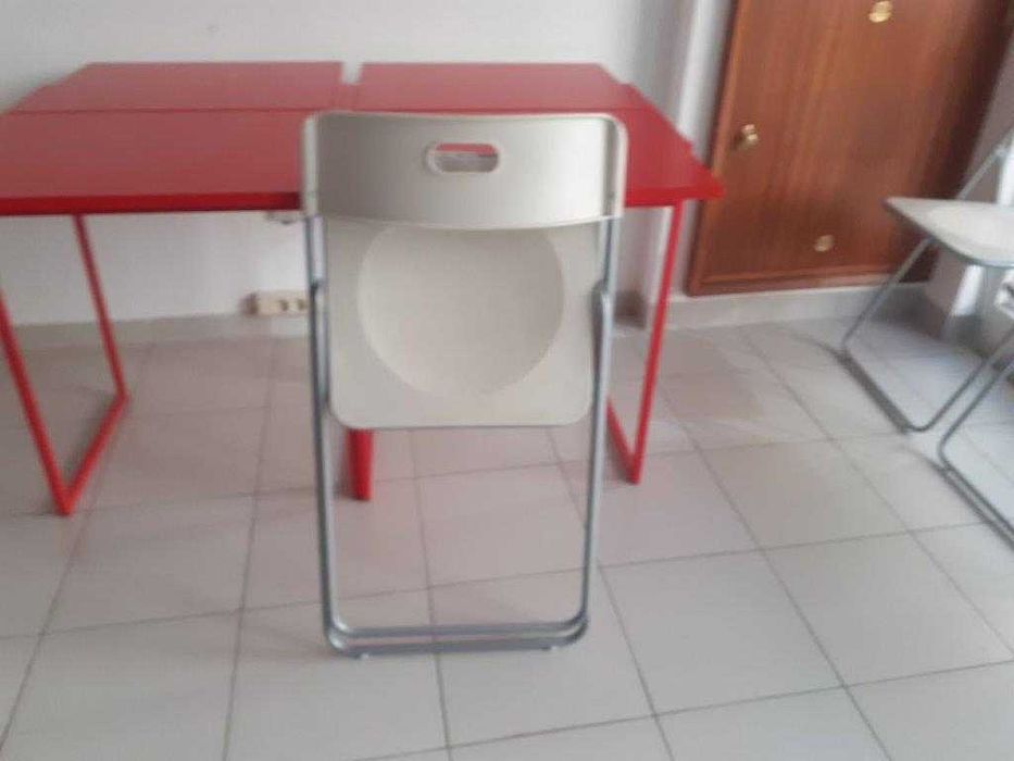 Mesas e cadeiras em metal e pvc