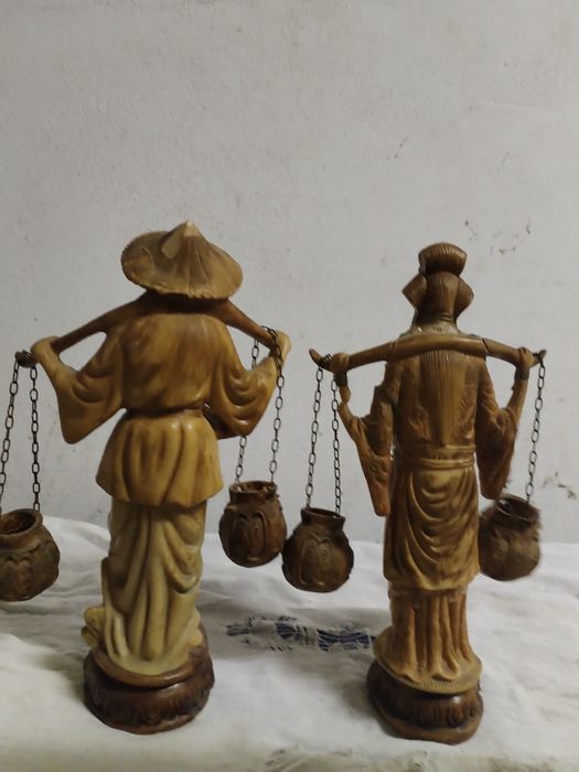 Par de Estatuetas Orientais Decorativas com Potes Suspensos