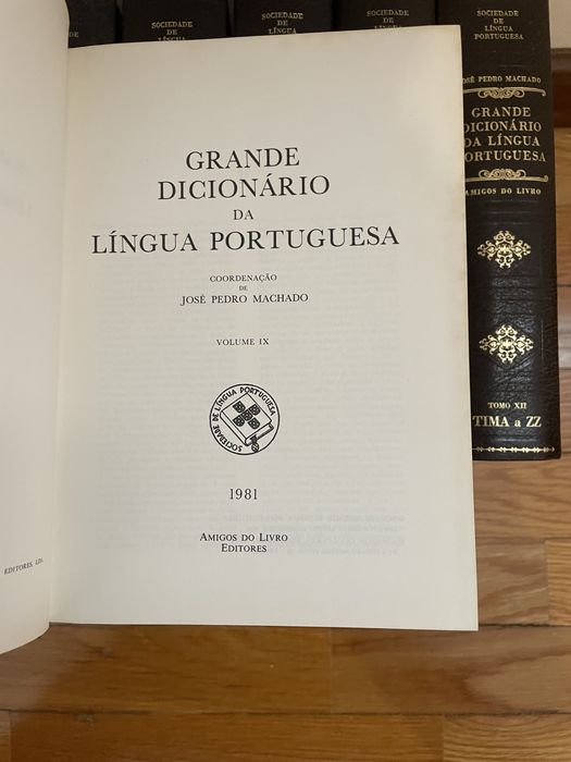 Vendo esta Dicionario da Lingua Portuguesa de 12 volumes