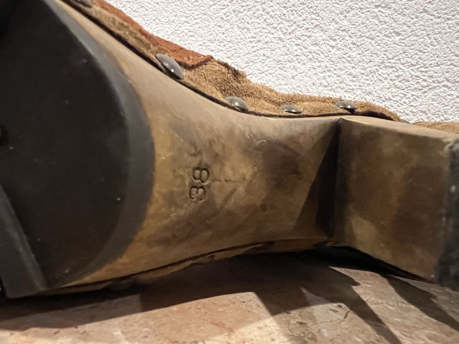 Botas em Camurça de Cano Alto Castanho e Camel