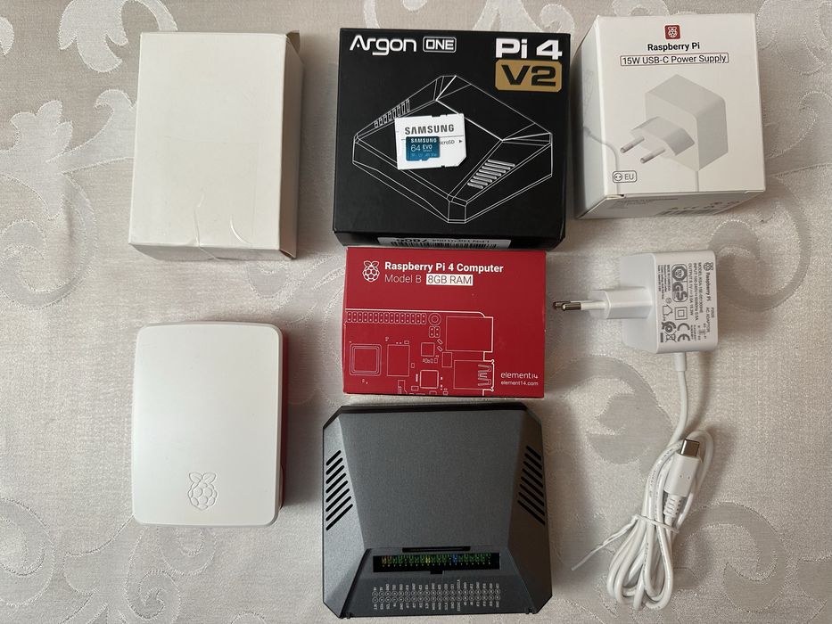 Raspberry Pi 4 8GB + Argon ONE V2+ zasilacz + karta Samsung 64GB