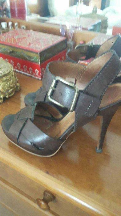 Sandálias castanhas em pele da Zara