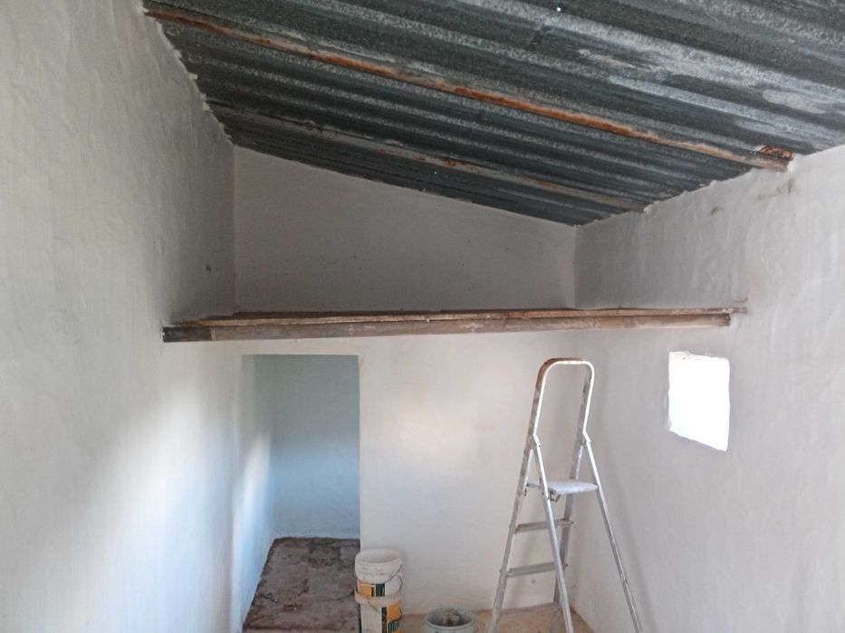 Terreno com pequena casa de arrumos