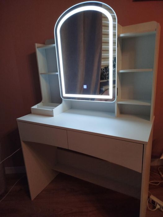 Toaleta z podświetlanym lustrem