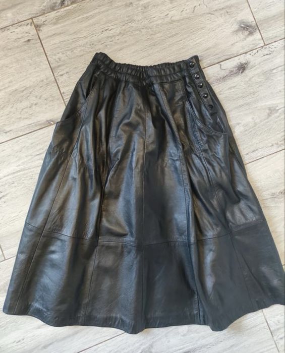 Шкіряна спідниця міді