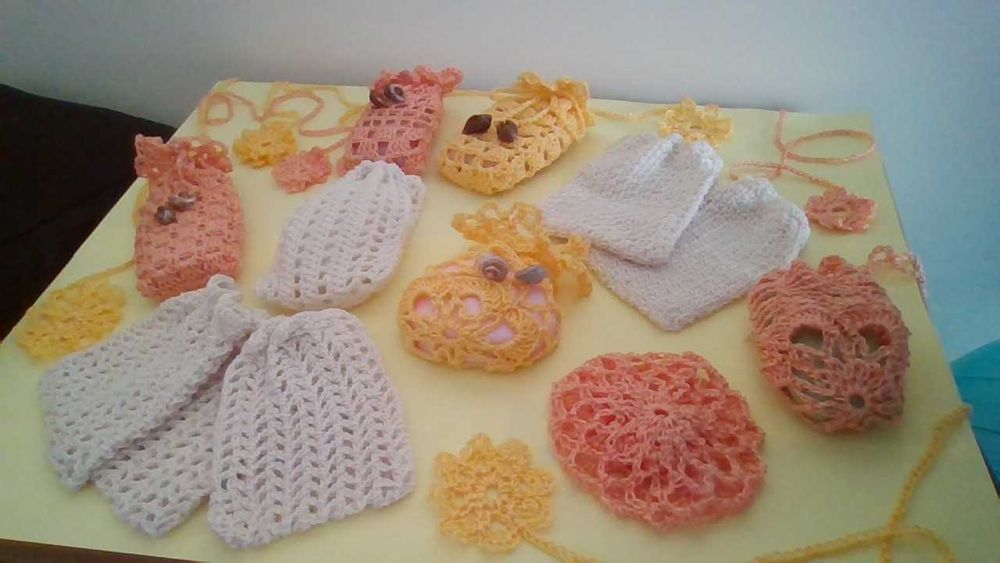 BOLSINHAS/ SAQUINHOS em crochet c/BÚZIOS e SABONETE