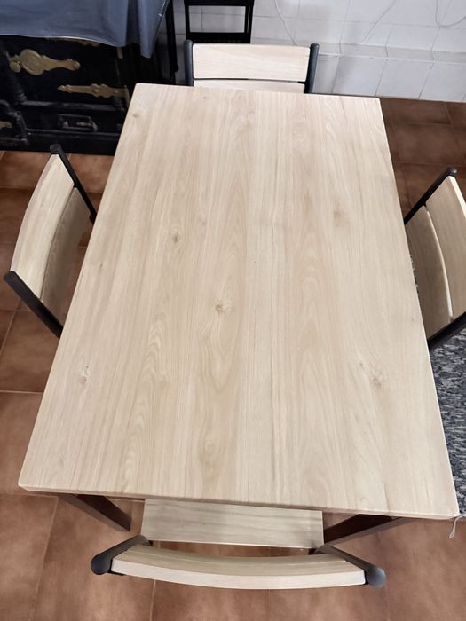 Mesa de madeira com quatro cadeiras