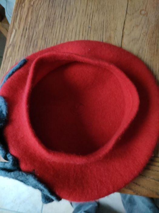 Nowy czerwony beret z kwiatami.