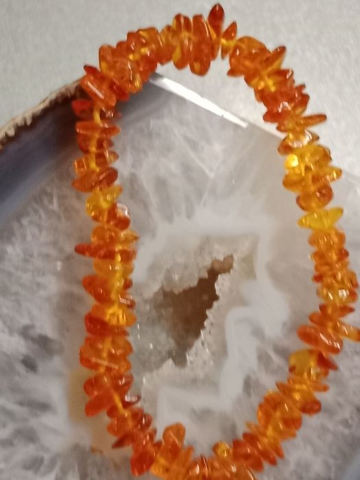 Drobna bransoletka z bursztynu na gumce bursztyn bałtycki bursztynki