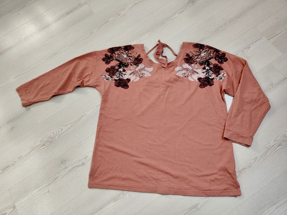 Bluza XXL z kwiatowym printem i dekoltem na plecach z wiązaniem