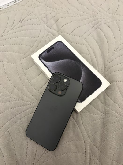 iPhone 15 Pro 128 GB Black Titanium + 5 etui + pudełko
