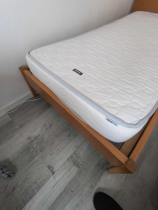 Vendo cama com colchão para uma pessoa