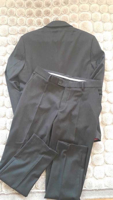 Chłopięcy garnitur czarny r.164/170