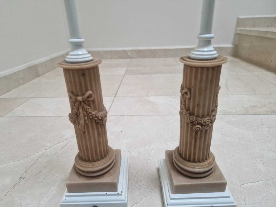 Candeeiros de mesa estilo clássico - base em forma de coluna antiga