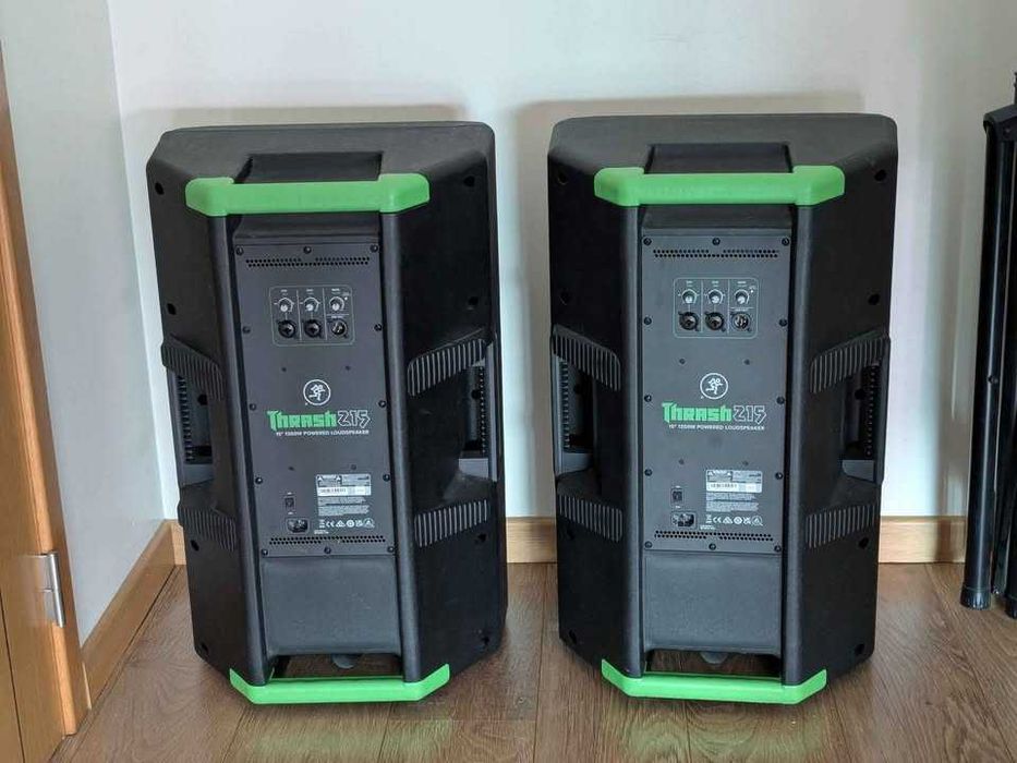2 colunas Mackie Trash 215 (amplificadas - 15" - 1300w) + 2 tripes
