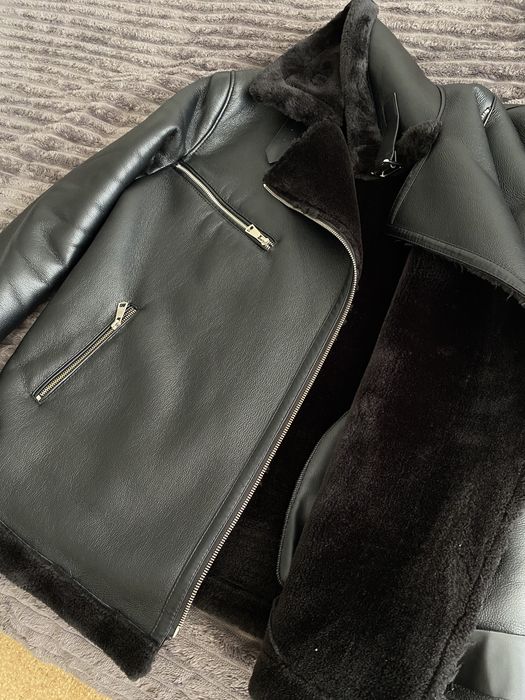 Дубленка жіноча чорного кольору