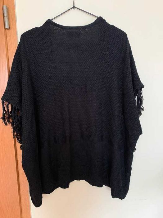 Czarny ażurowy kardigan sweter ponczo z frędzlami boho True Spirit