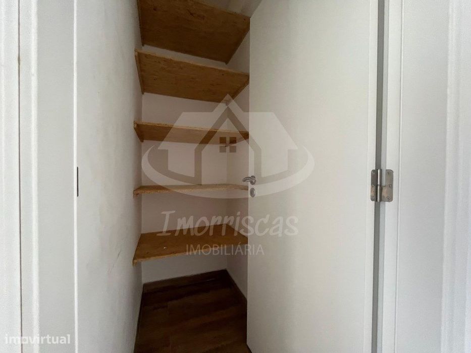 Apartamento T2 totalmente remodelado, localizado em Vialonga
