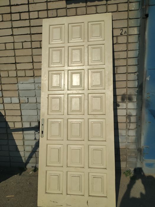 Дверь феленчая дерево с луткой.