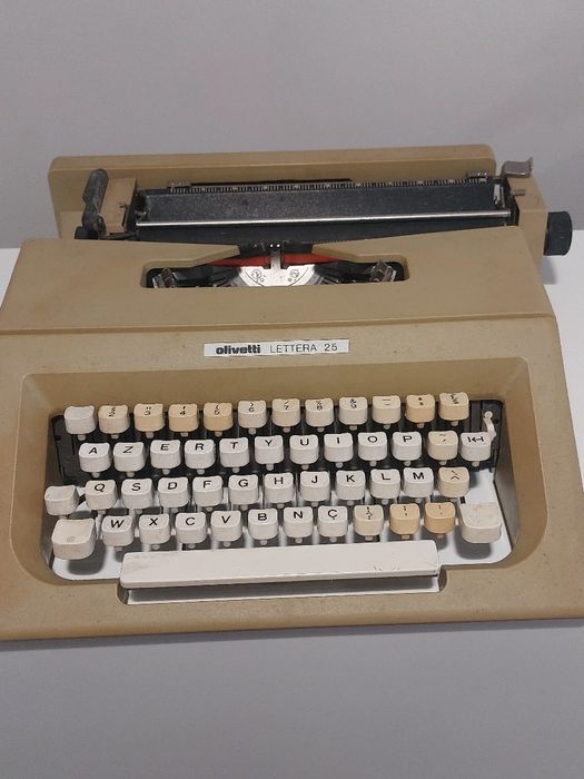 Máquina de escrever OLIVETTI