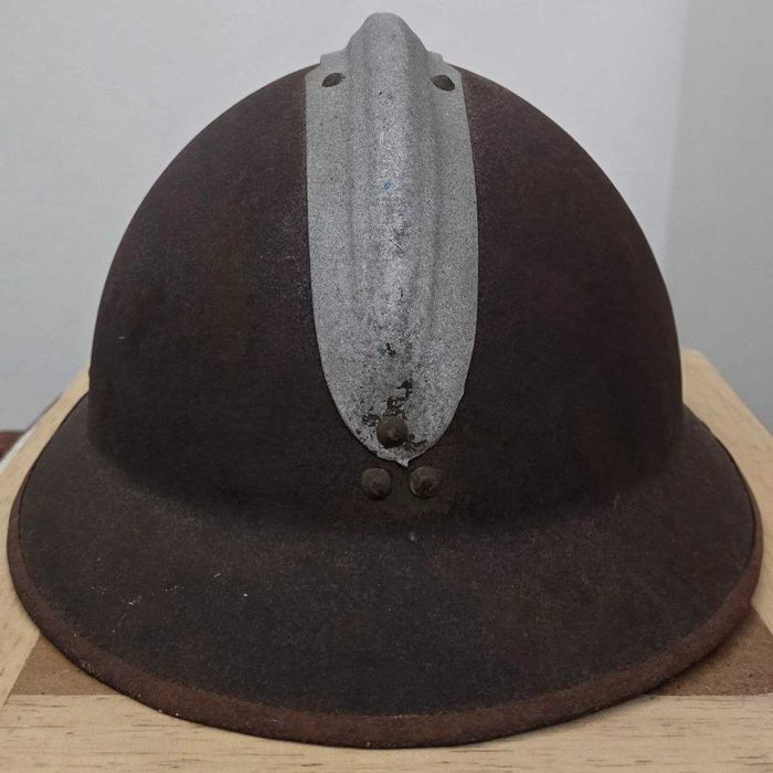 Capacete militar belga Adrian antigo com emblema de leão