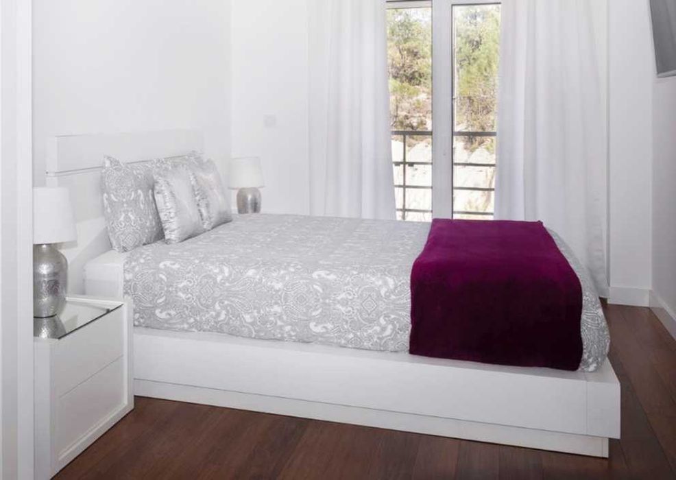 Cama de casal branca com luz, estrado e 2 mesas cabeceira com espelho