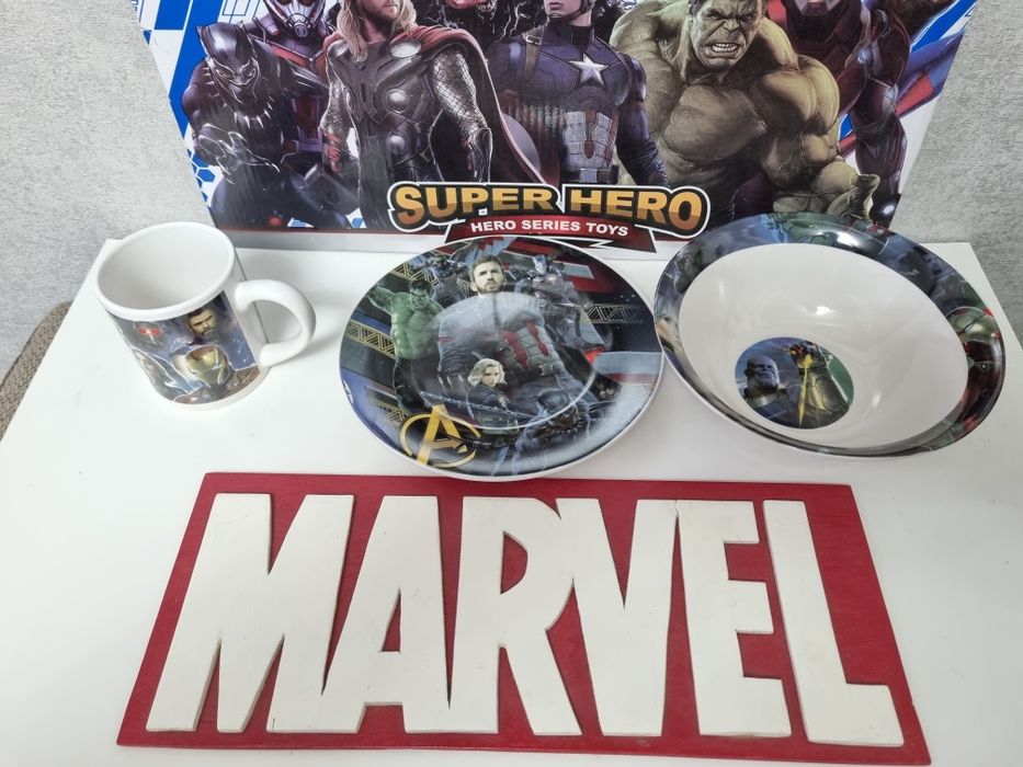Набір посуду з Супергероями Марвел.