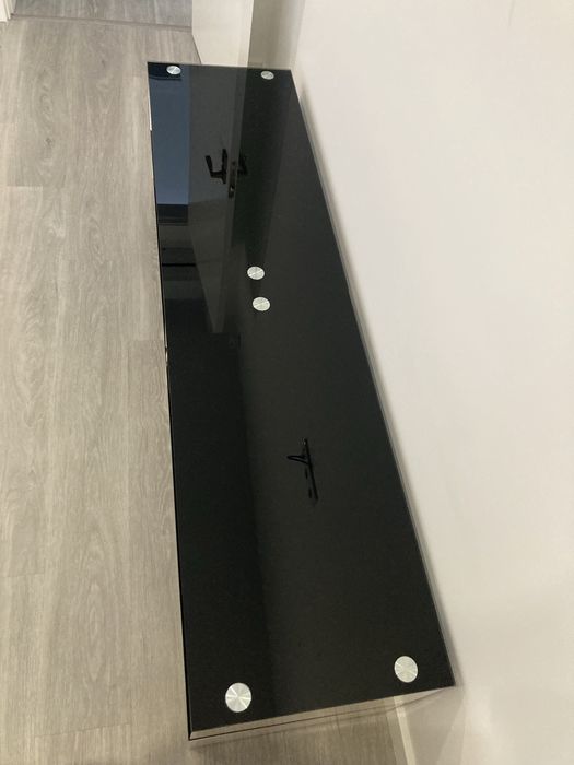 Móvel de TV preto e branco