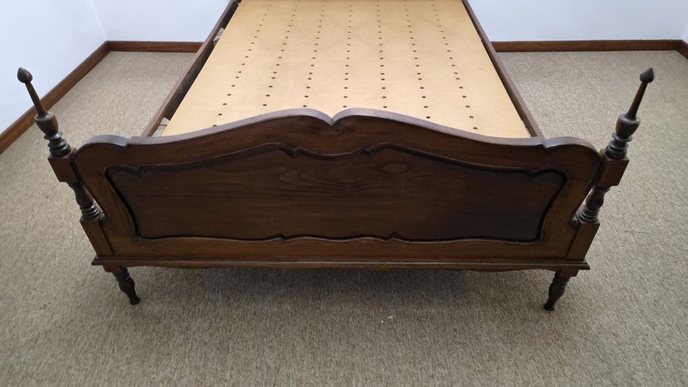 Cama rústica em madeira trabalhada