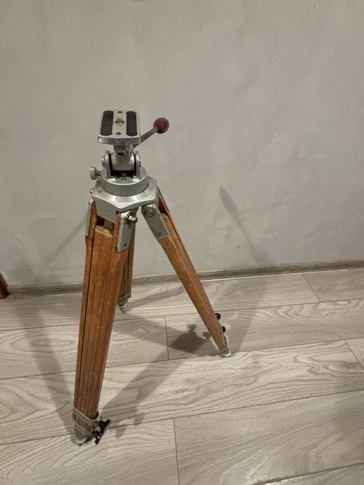 Statyw  - zabytkowy, drewniany i regulowany