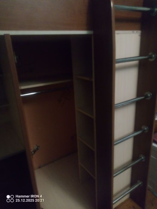 Продам двух яросную кровать со столом,шкафом и множеством полочек.