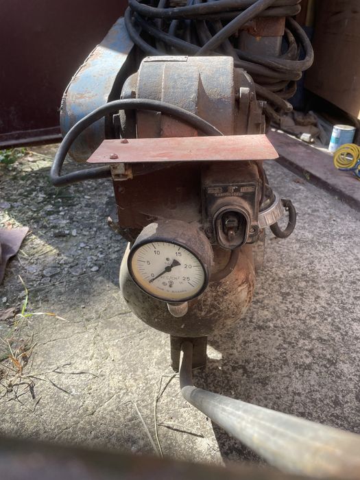 Продаю ось такий масляний компресор