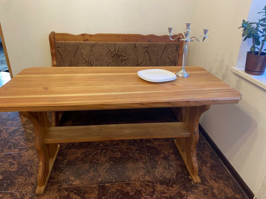 Дерев'яний стіл з лавками.