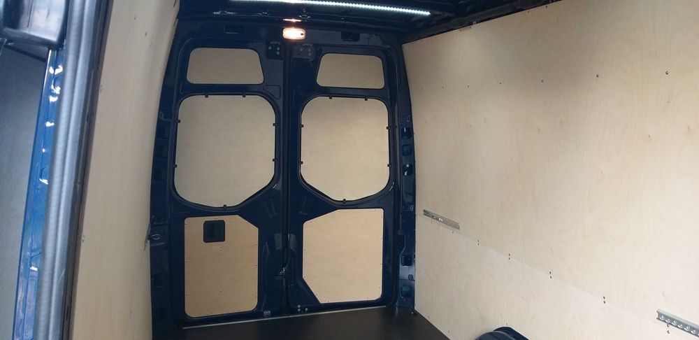 Zabudowa busa Mercedes Sprinter L3H2 paka w sklejce
