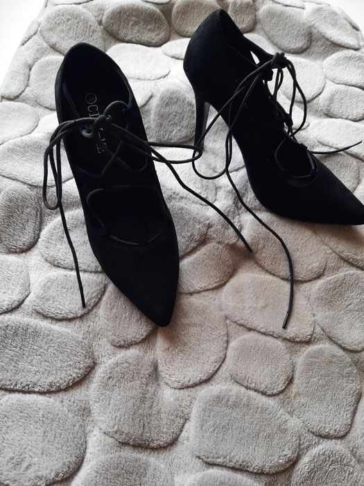 Buty na obcasie wiązane