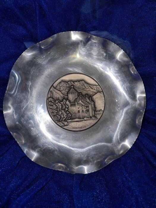 Винтажная сувенирная тарелка Montreux Hand Hammered Plate,Switzerland
