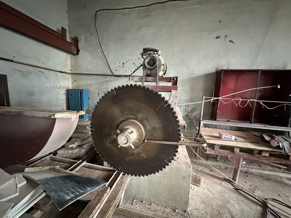 Розпилювальний станок для різки каменю