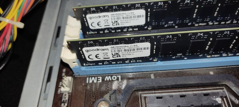 Продам материнську плату процесор і пам'ять у зборі.