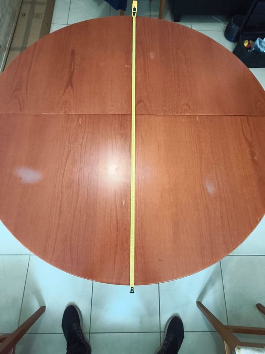 Mesa madeira maciça, bom estado, fechada 1.10x1.10, aberta 1.10x1.50.