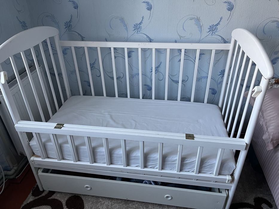 Кроватка дитяча та самокат