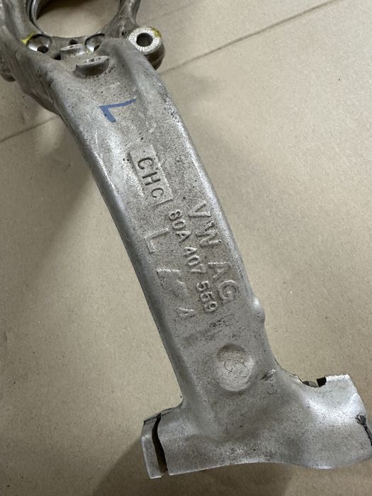 Поворотний кулак audi q5 ,цапфа audi q5,80a407559,80a407560