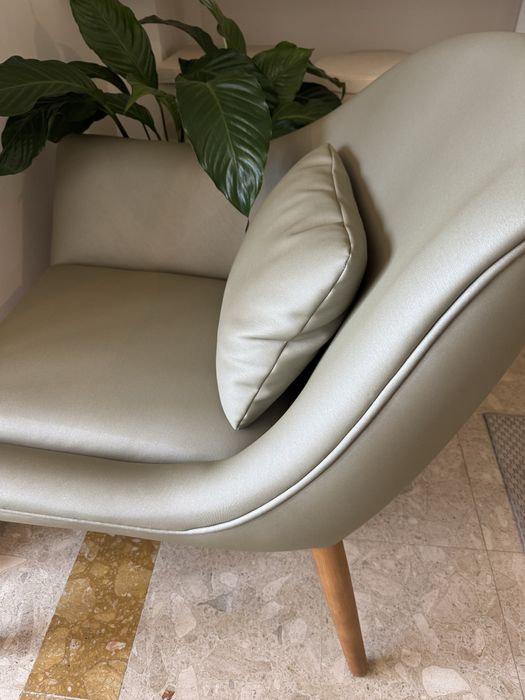 Cadeirão design escandinavo verde soft com pés em madeira natural