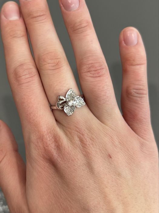 Каблучка срібна у формі квітки 18 розмір