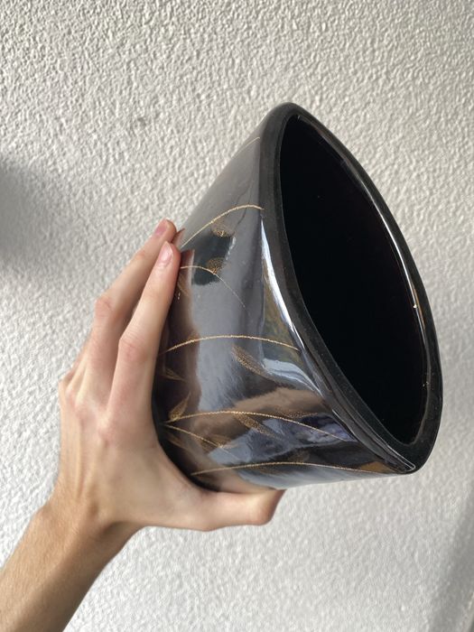 Czarny wazon w zdobienia