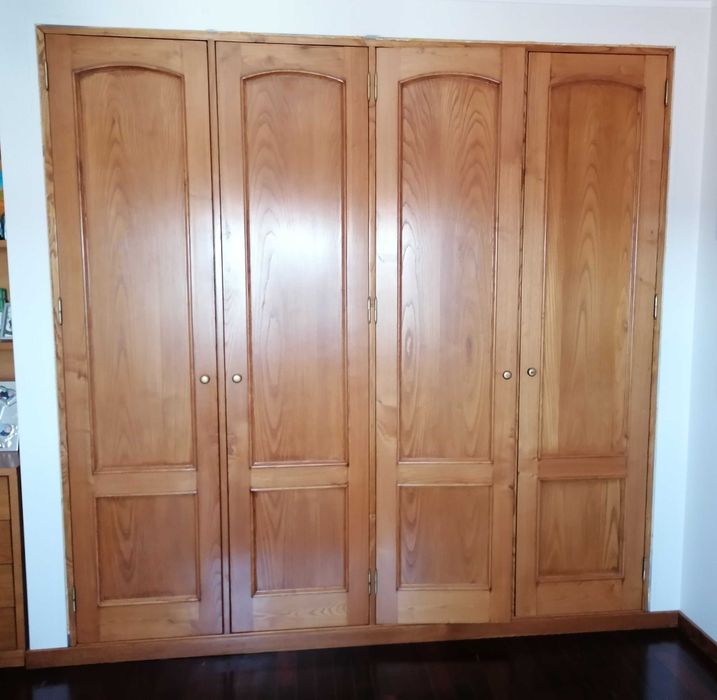 Roupeiro de Quarto - Portas de madeira de Carvalho