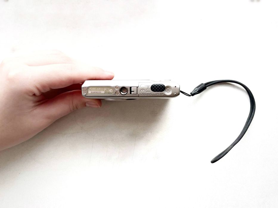 Фотоаппарат Canon IXUS 220 HS