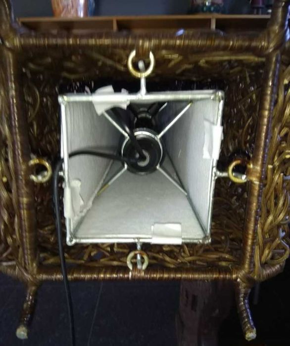 Candeeiro elétrico de chão, em verga/vime